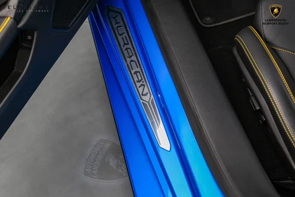 2021 Lamborghini Huracan EVO interior, door sill