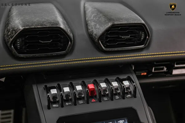 2021 Lamborghini Huracan EVO interior, center console