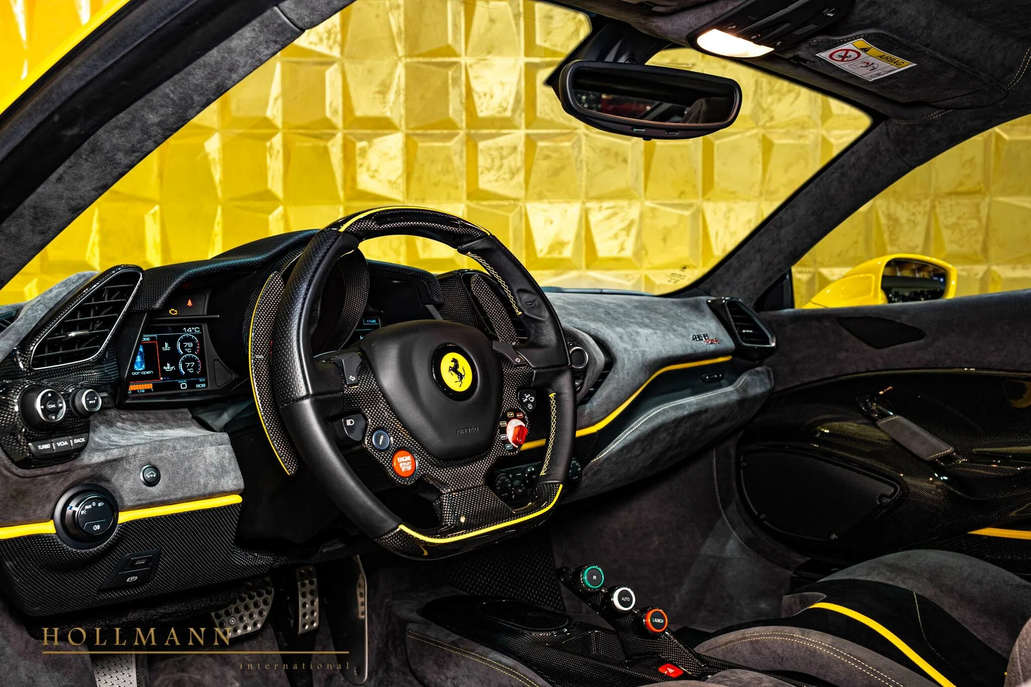 2021 Ferrari 488 Pista interior, dashboard