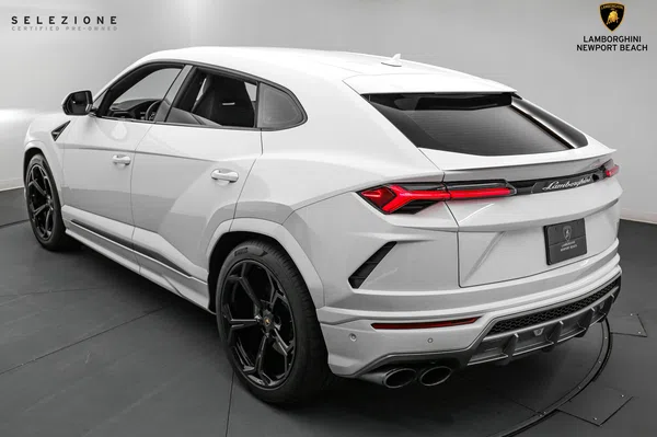 2021 Lamborghini Urus, rear three-quarter view, Bianco Monocerus