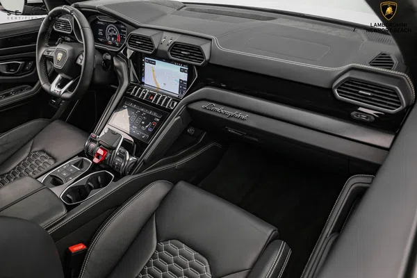 2021 Lamborghini Urus interior
