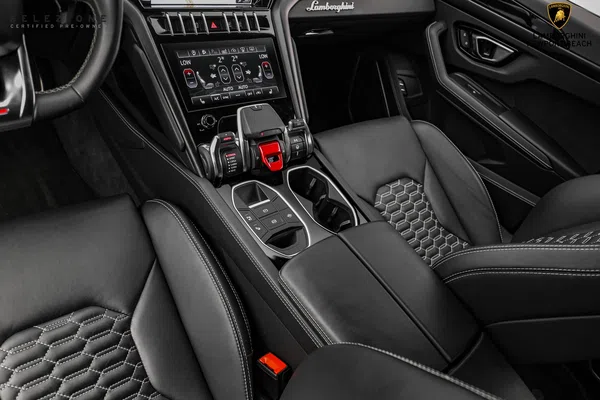 2021 Lamborghini Urus interior, center console