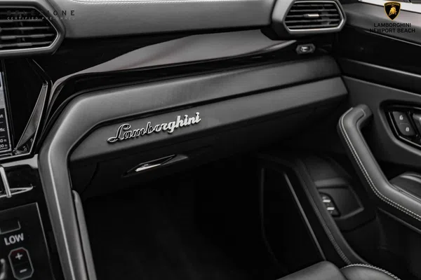 2021 Lamborghini Urus interior
