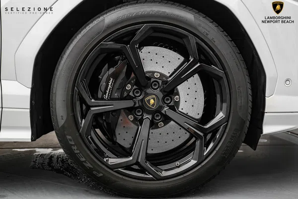 2021 Lamborghini Urus wheel