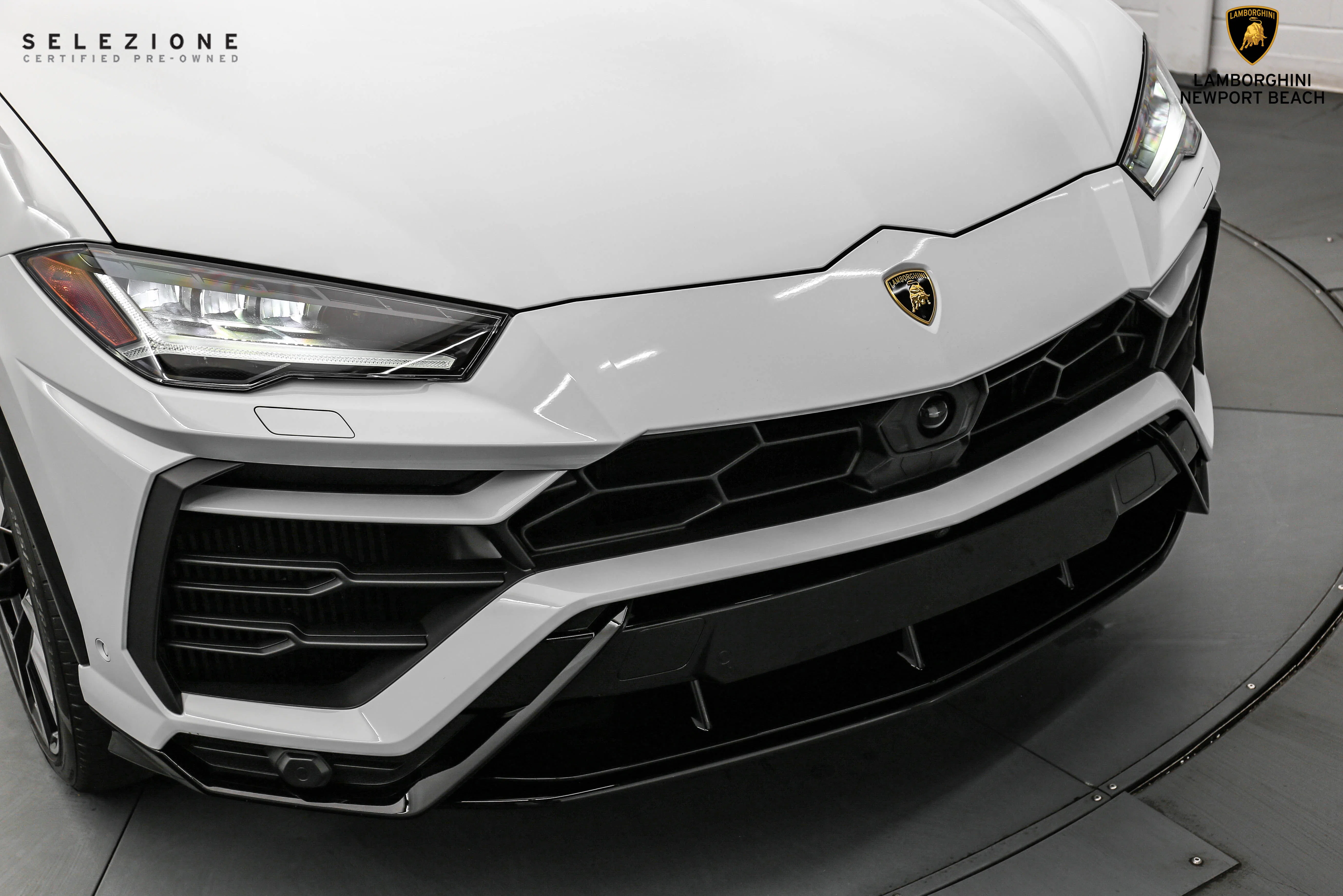 2021 Lamborghini Urus for sale, exterior, Bianco Icarus Metallic