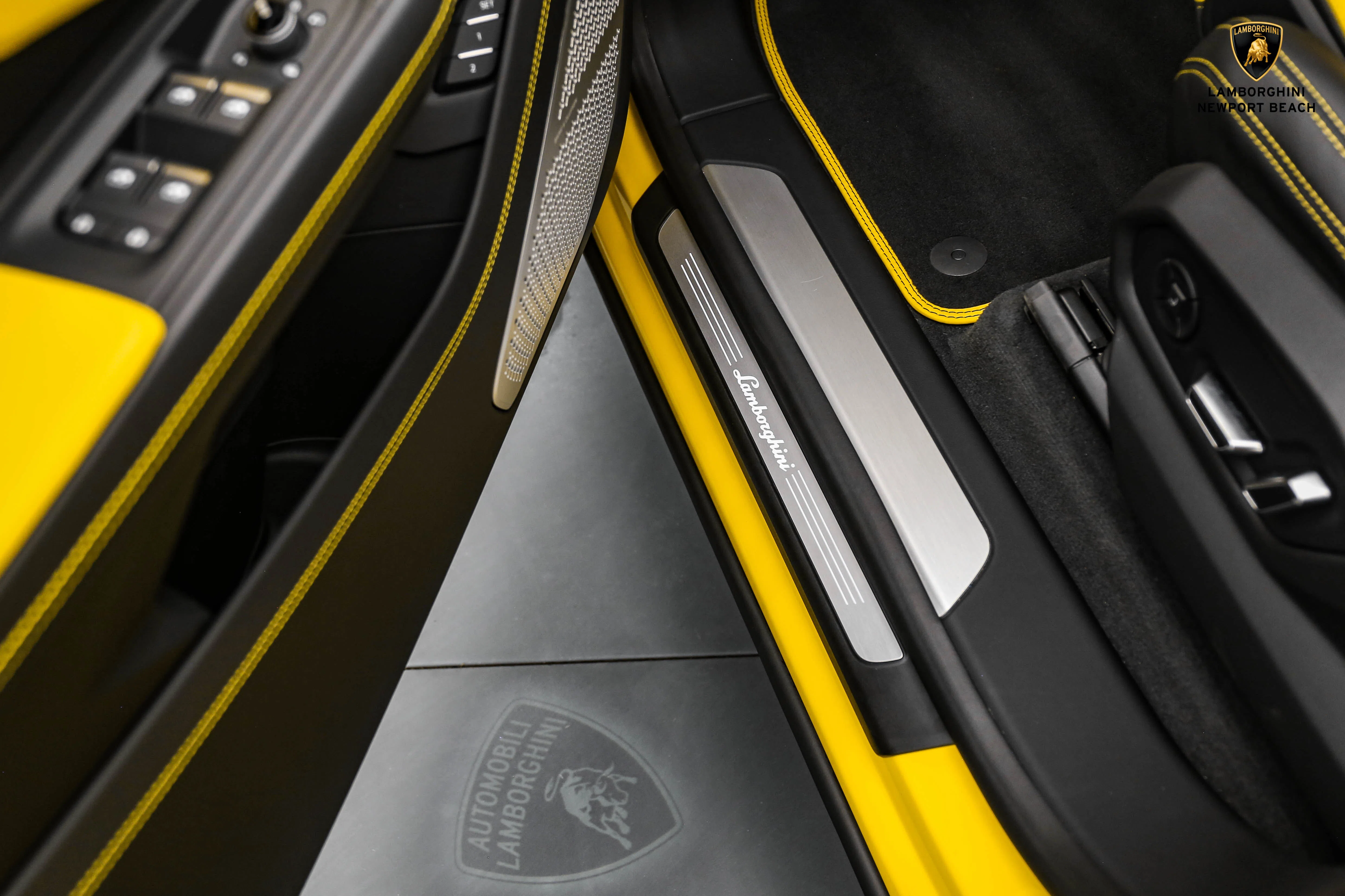 2022 Lamborghini Urus interior, door sill, Nero Ade