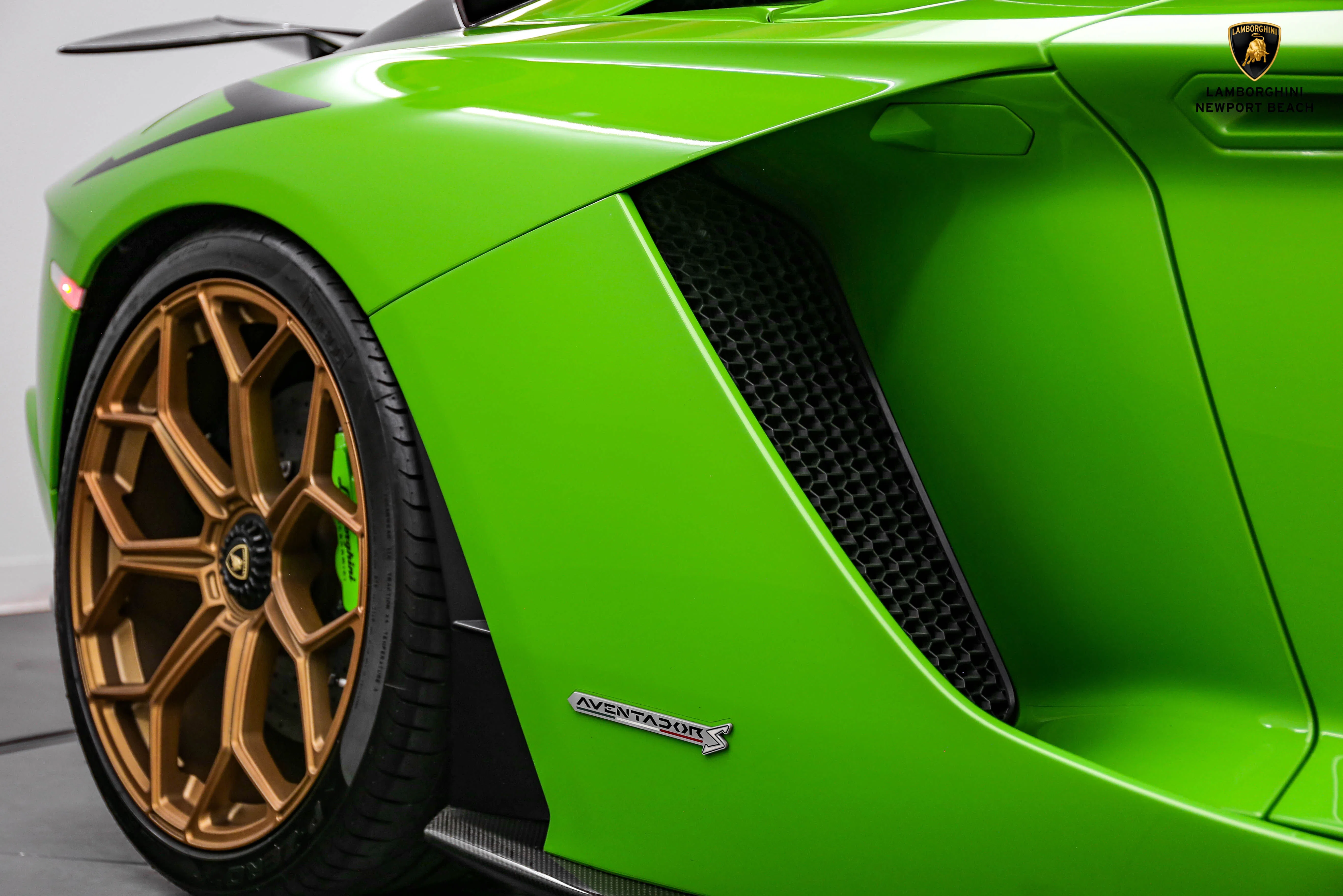 2018 Lamborghini Aventador S for sale, exterior, Verde Mantis Pearl Effect