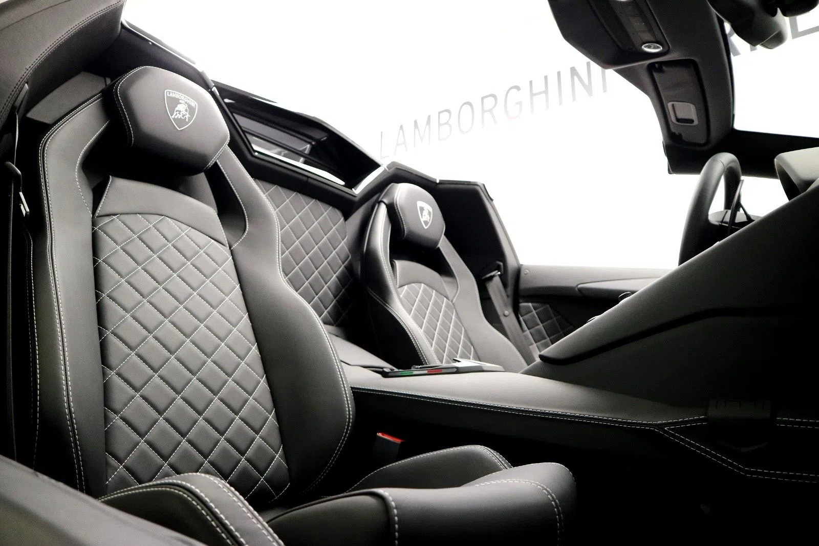 2018 Lamborghini Aventador S Roadster interior, seats