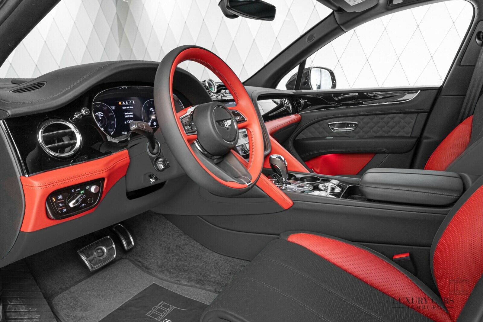 2022 Bentley Bentayga, 9/16