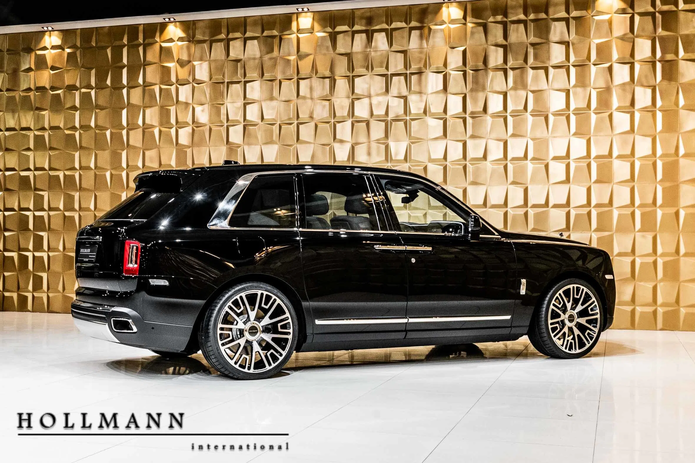 2019 Rolls-Royce Cullinan for sale, exterior, Black