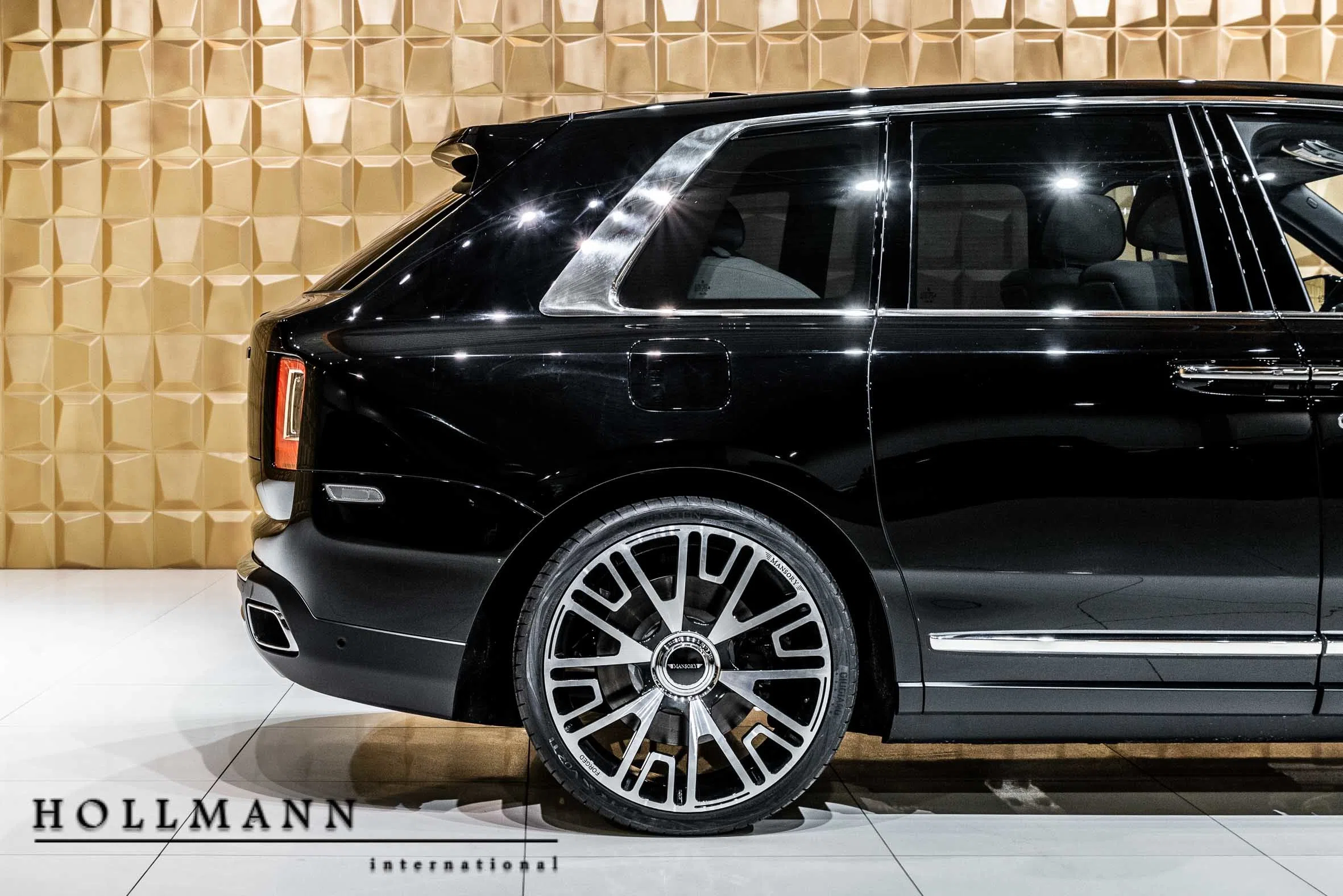 2019 Rolls-Royce Cullinan for sale, exterior, Black