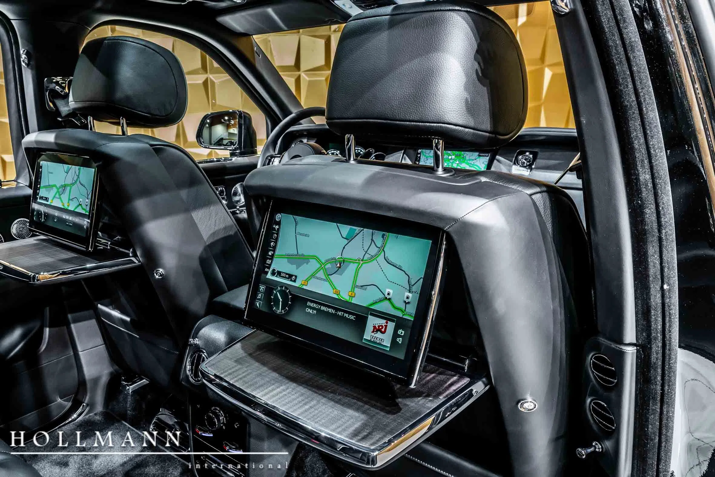 2019 Rolls-Royce Cullinan interior, Leather Black