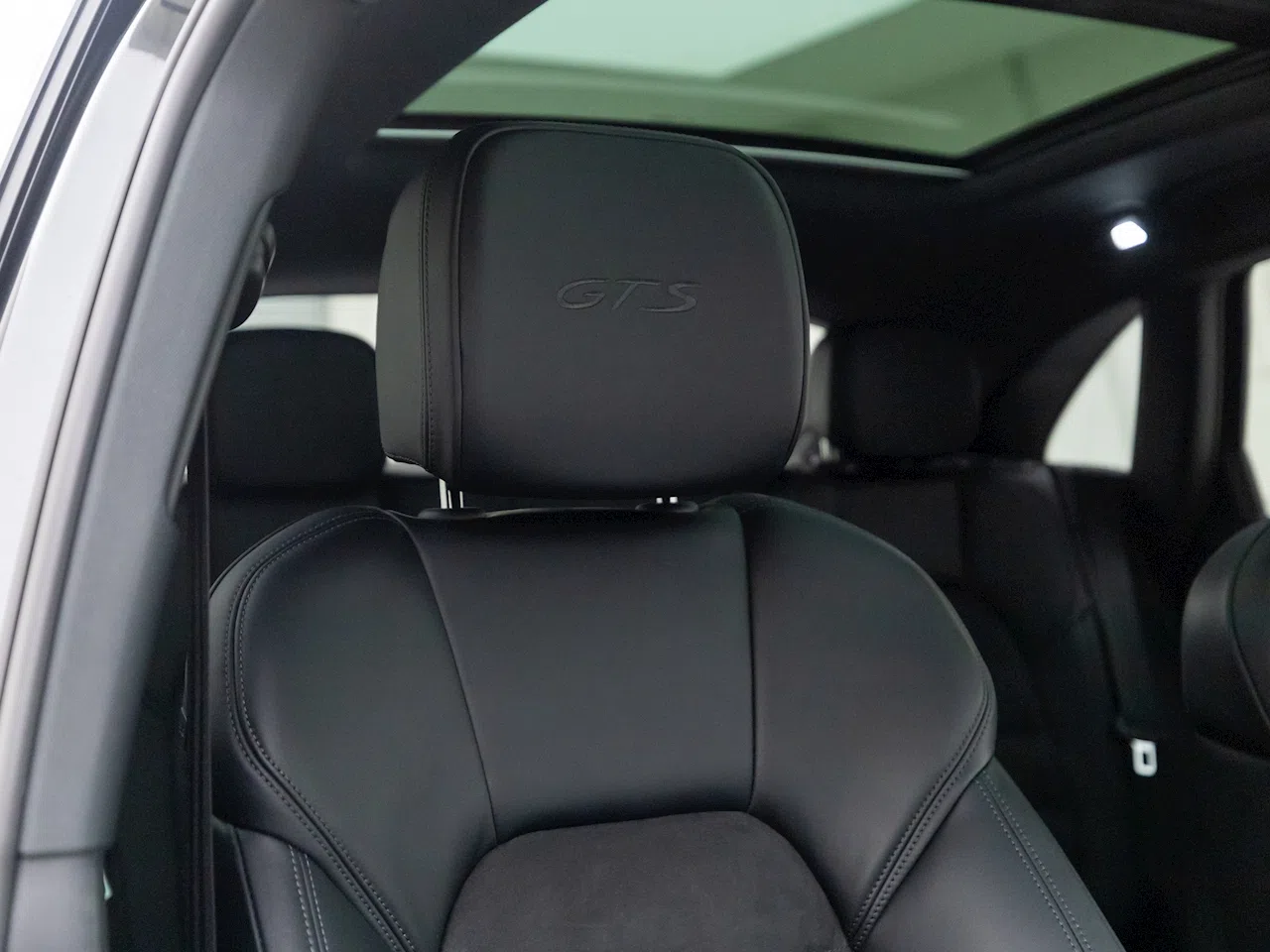 2018 Porsche Macan GTS interior, seats, Black Leather & Alcantara