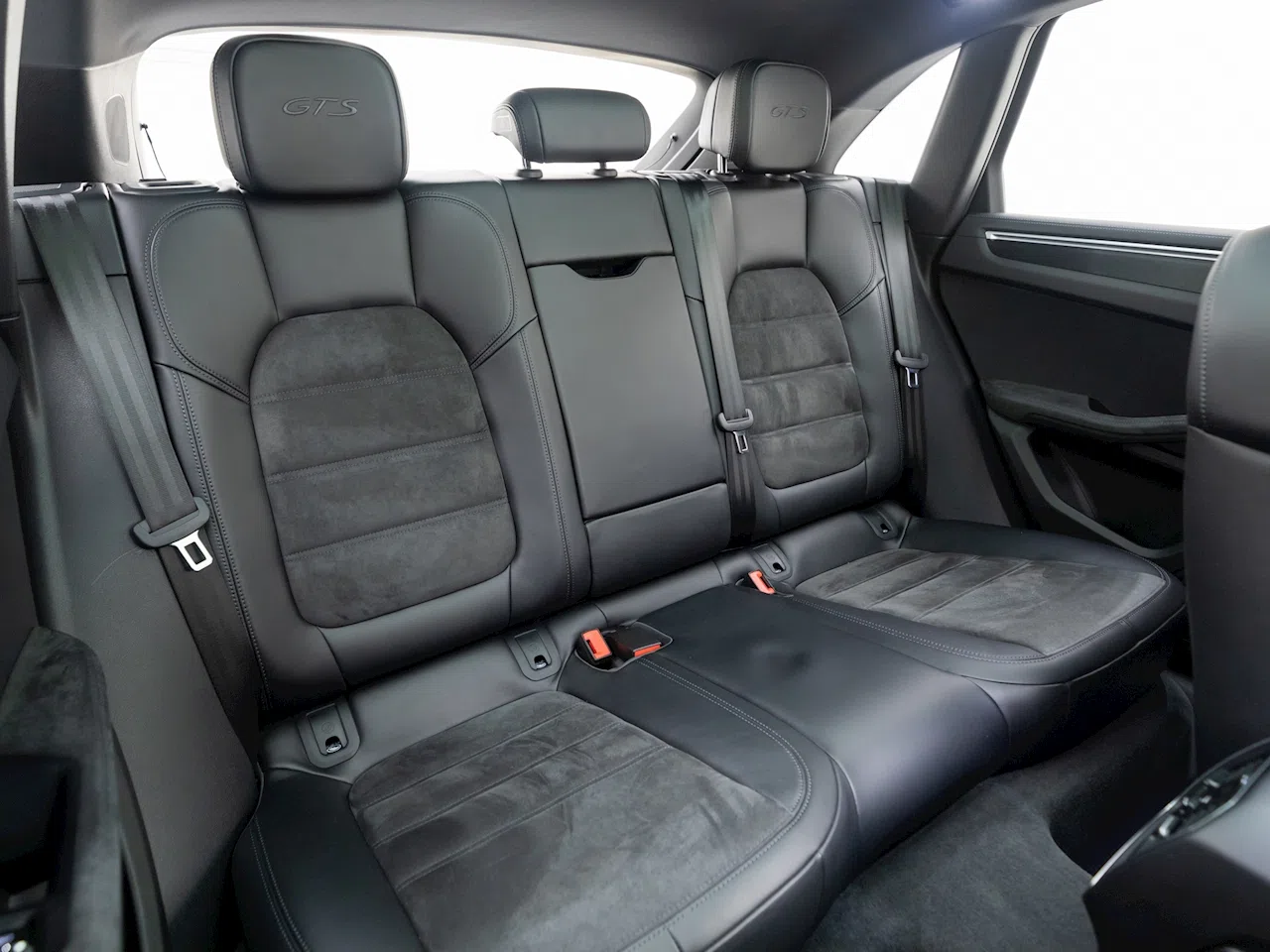 2018 Porsche Macan GTS interior, seats, Black Leather & Alcantara