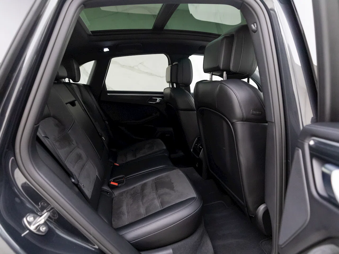 2018 Porsche Macan GTS interior, seats, Black Leather & Alcantara