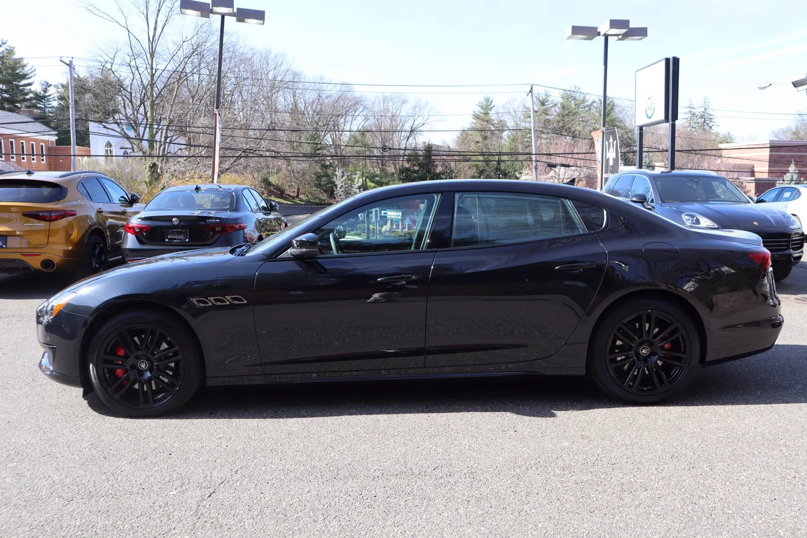 2022 Maserati Quattroporte Modena Q4, side profile, Black