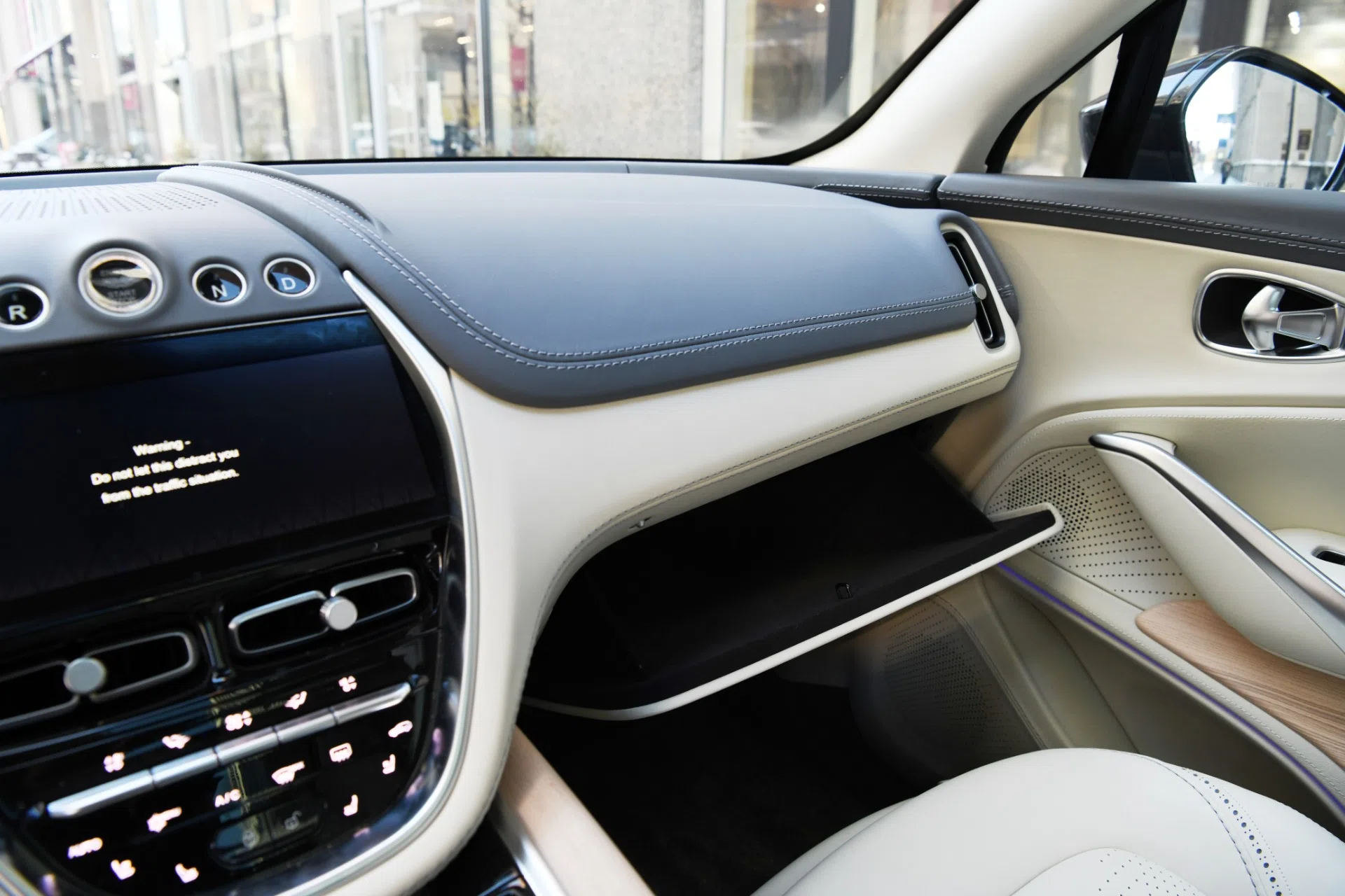 2021 Aston Martin DBX interior, IVORY