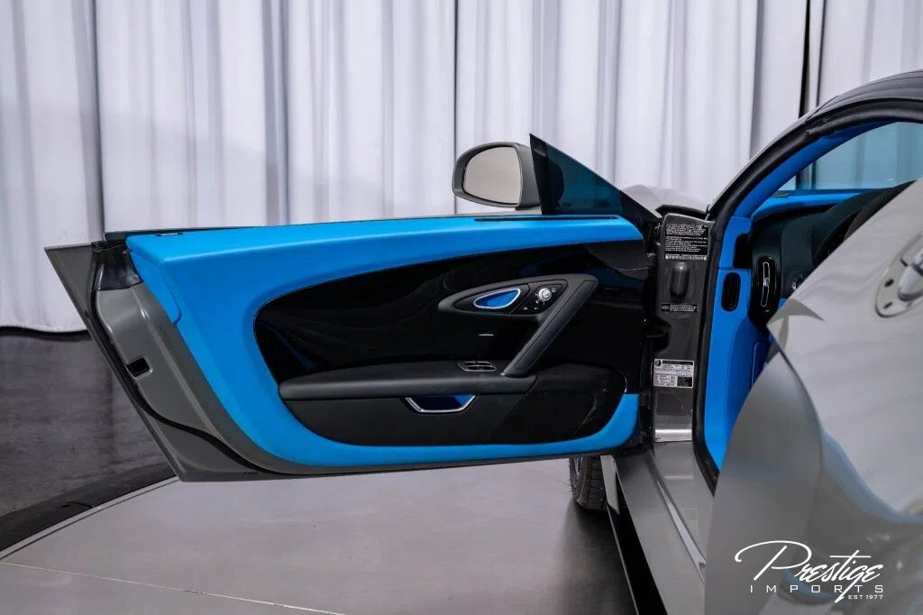 2014 Bugatti Veyron interior, door panel