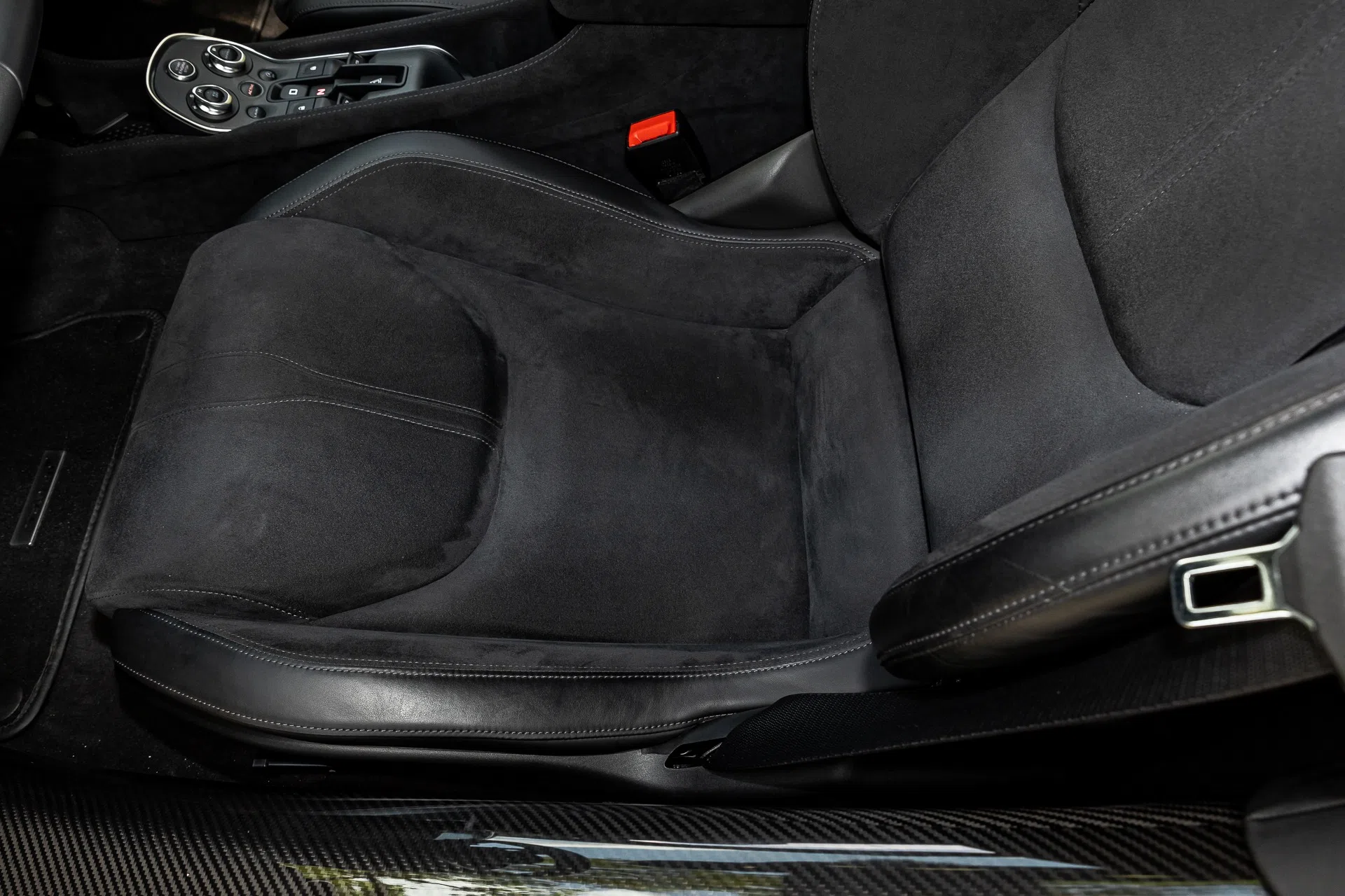 2019 McLaren 570GT interior, seats, Carbon Black