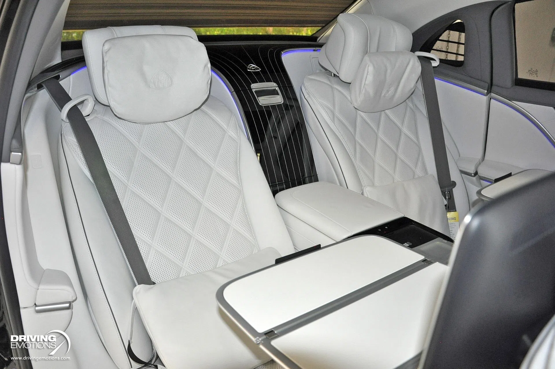 2022 Mercedes-Maybach S580 4MATIC interior, seats, Crystal White/Silver Grey Pearl
