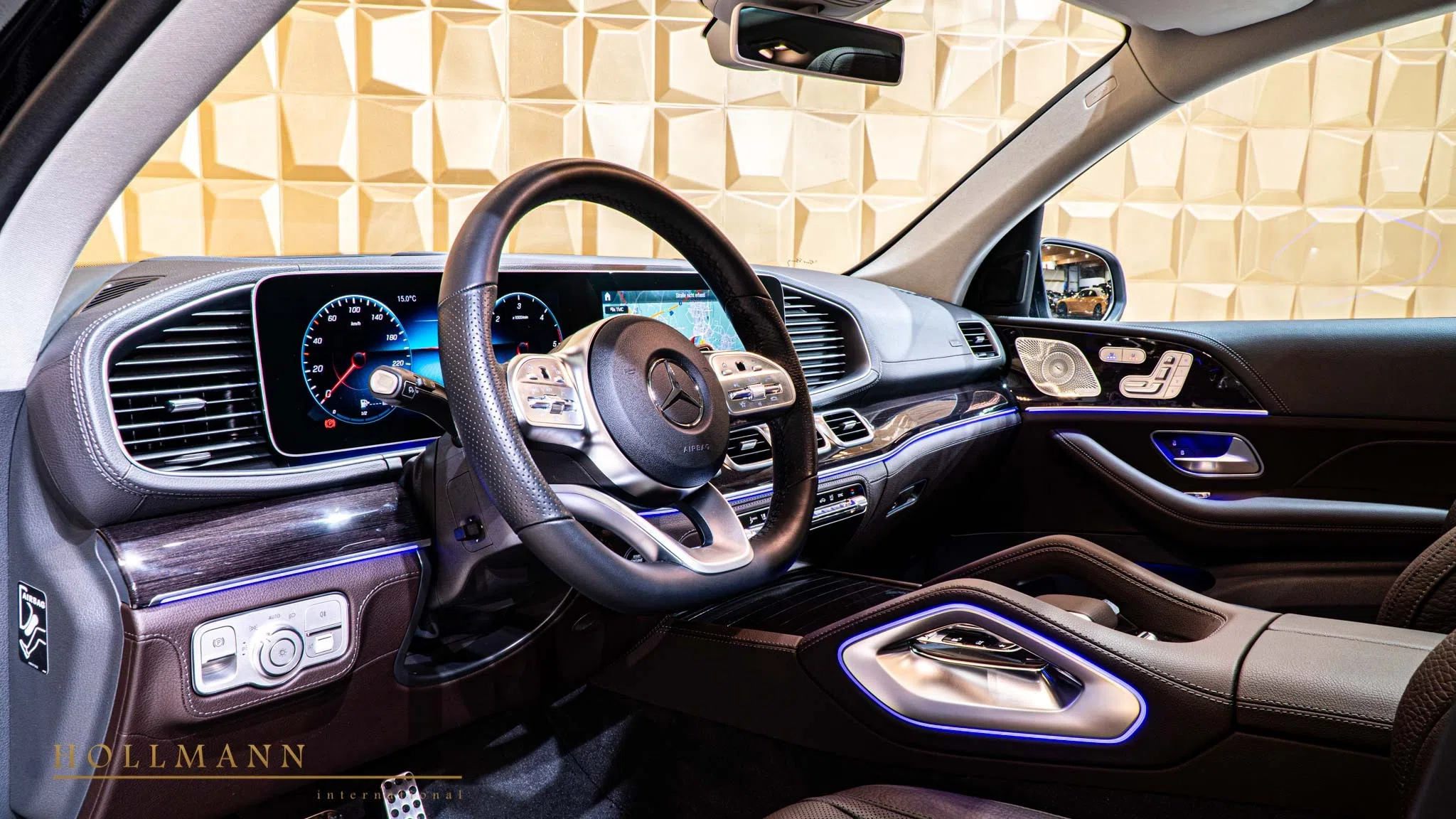 Mercedes-Benz GLS 400d 4MATIC interior, dashboard, Leather Brown