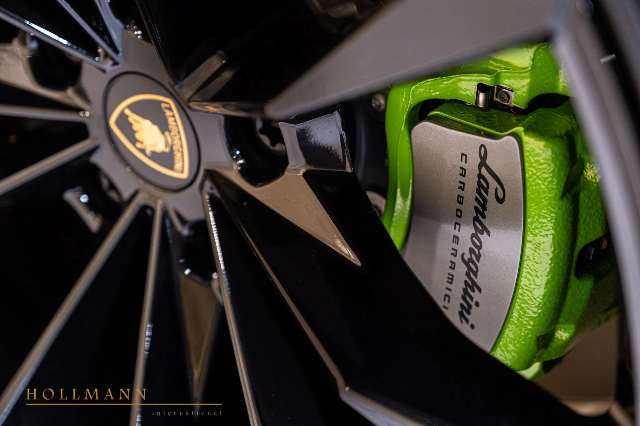 Lamborghini Urus wheel