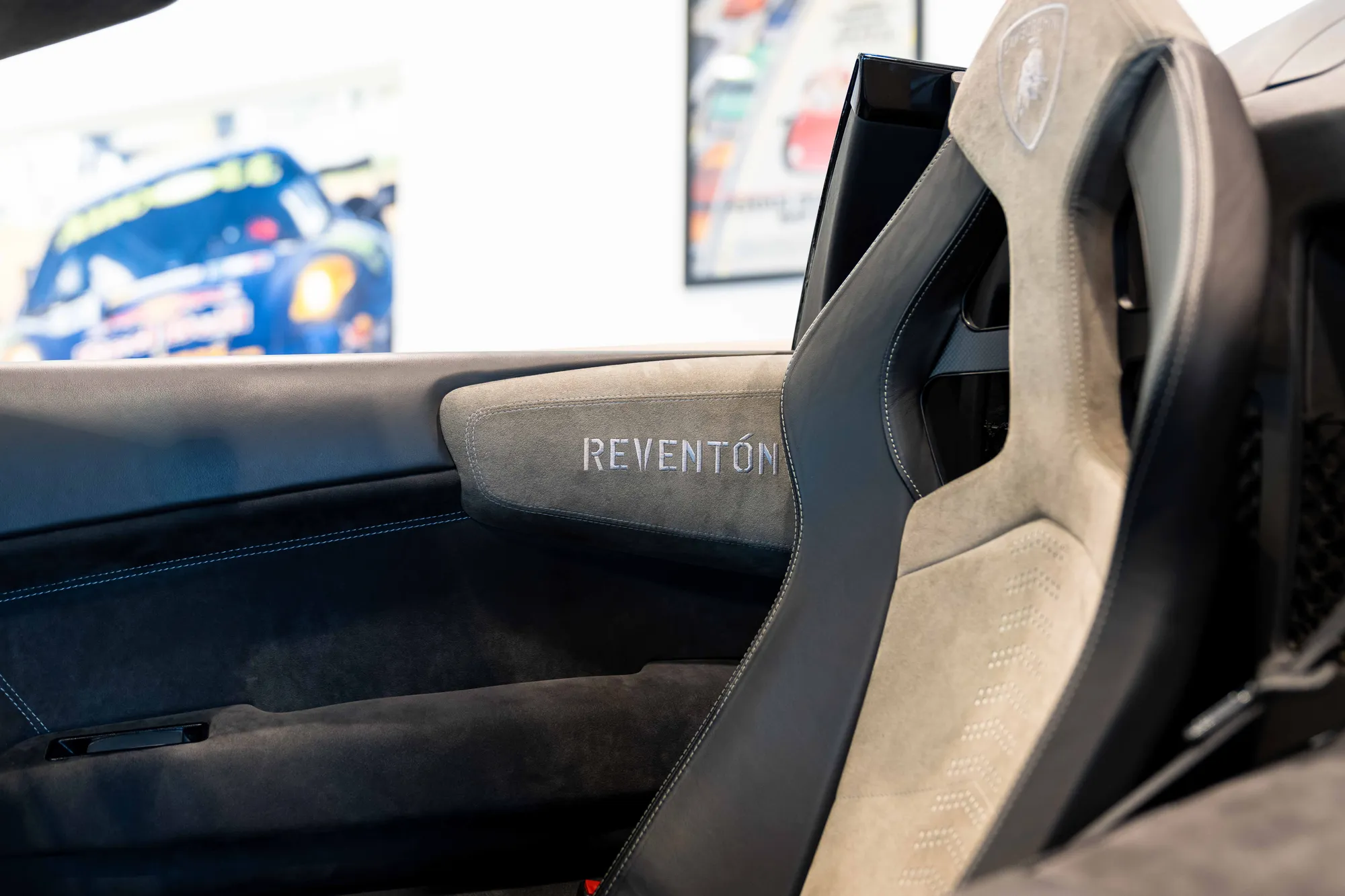 2010 LAMBORGHINI REVENTON ROADSTER, 19/22
