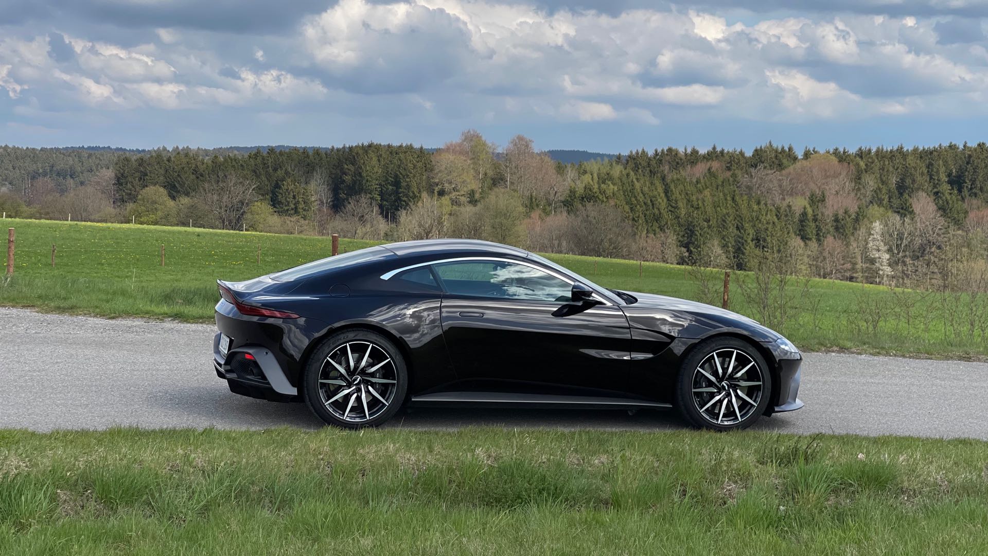 2019 Aston Martin V8 Vantage Coupe, 3/15