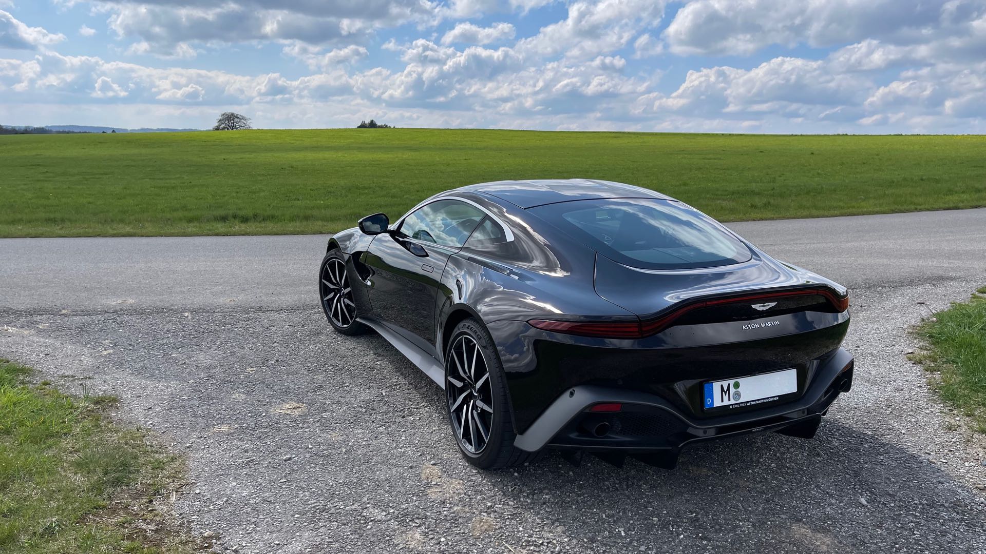 2019 Aston Martin V8 Vantage Coupe, 4/15