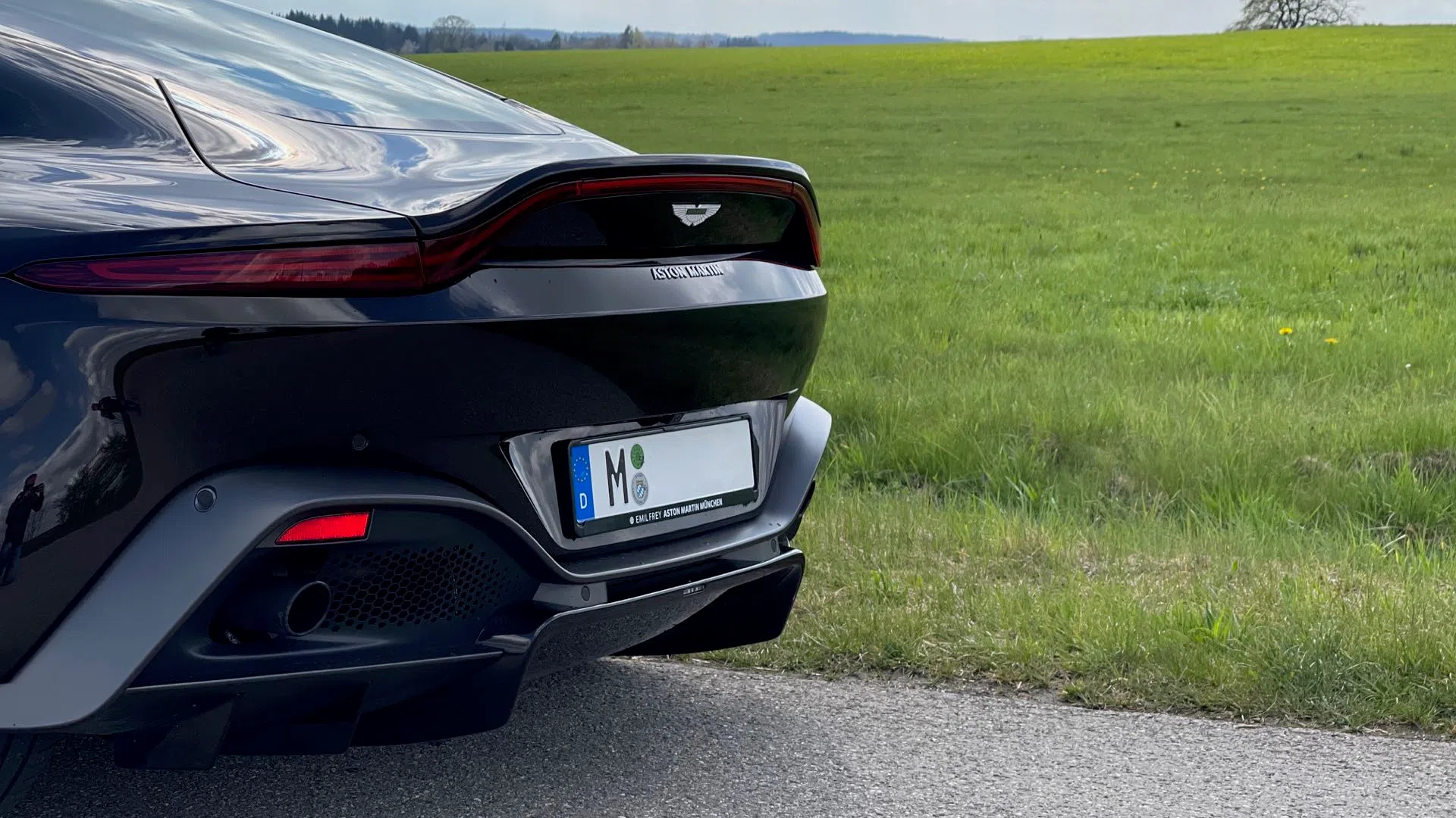 2019 Aston Martin V8 Vantage Coupe for sale, exterior, Marron Black