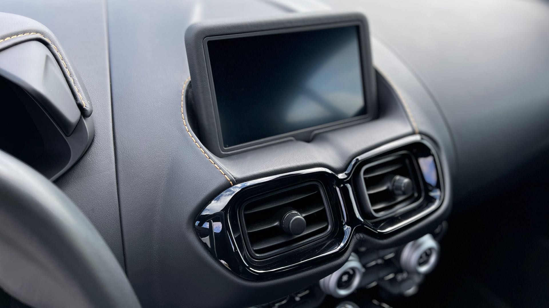 2019 Aston Martin V8 Vantage Coupe, 13/15