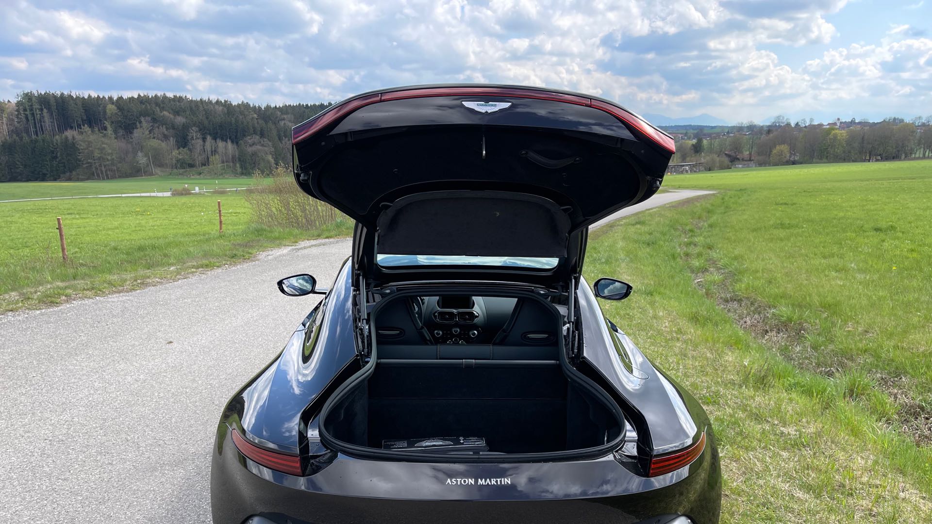 2019 Aston Martin V8 Vantage Coupe, 14/15