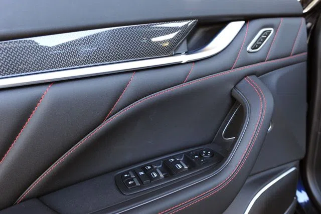Maserati Levante Modena interior, door panel, Full leather
