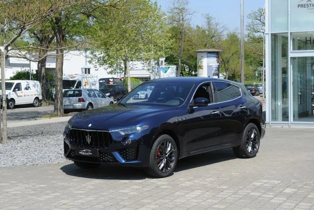 Maserati Levante Modena, front three-quarter view, Blue
