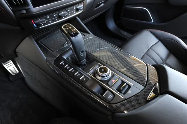 Maserati Levante Modena interior, center console, Full leather
