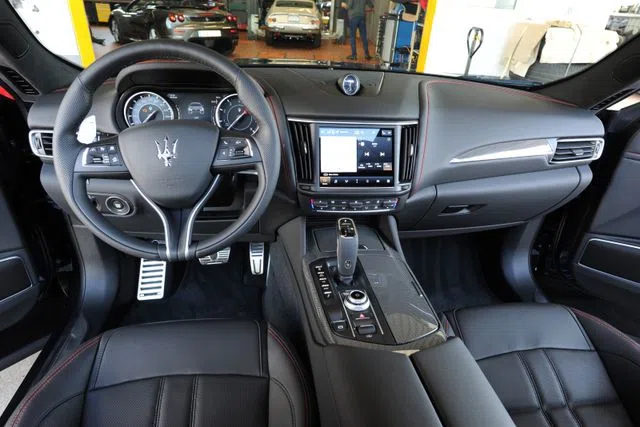 Maserati Levante Modena interior, Full leather