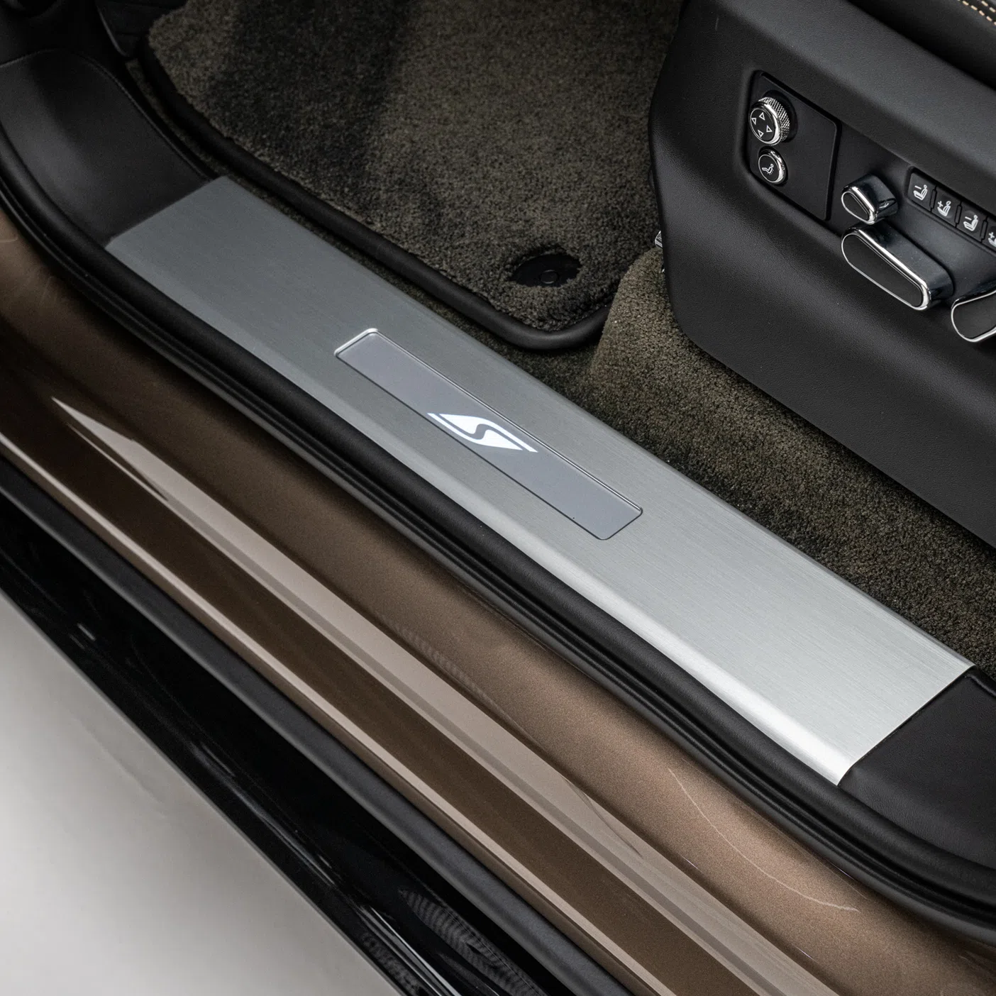 2022 Bentley Bentayga S Edition interior, door sill, Beluga