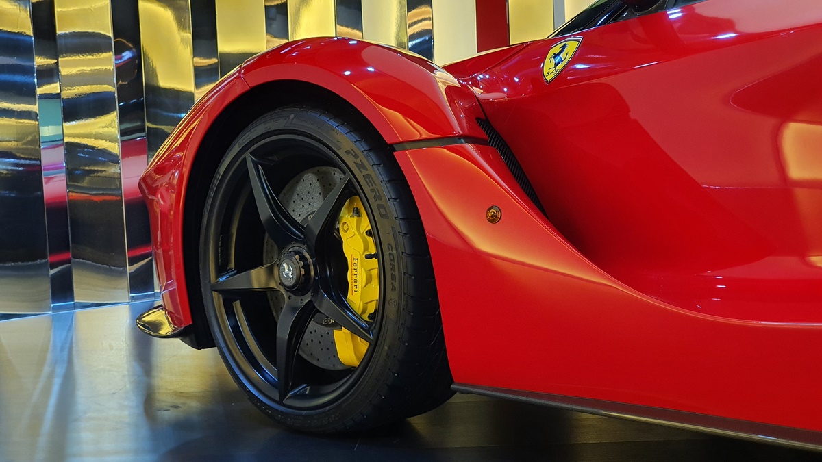 2015 Ferrari LaFerrari – 1 of 499, 22/23