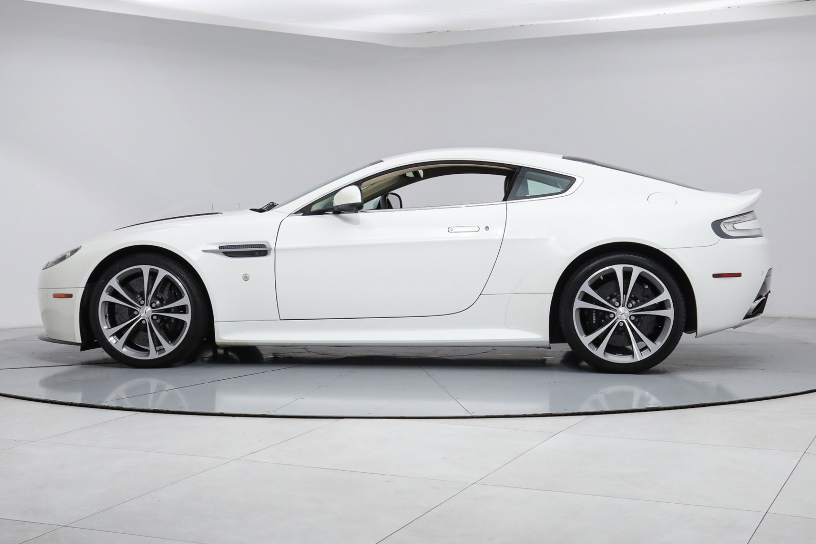 2011 ASTON MARTIN V12 VANTAGE MANUAL, 3/20