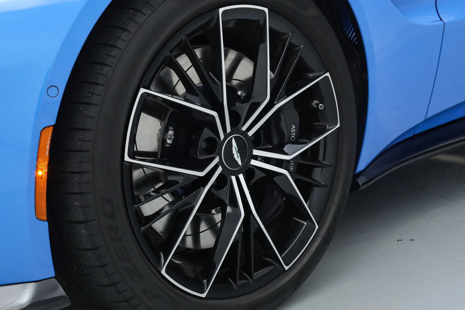 2021 Aston Martin Vantage wheel
