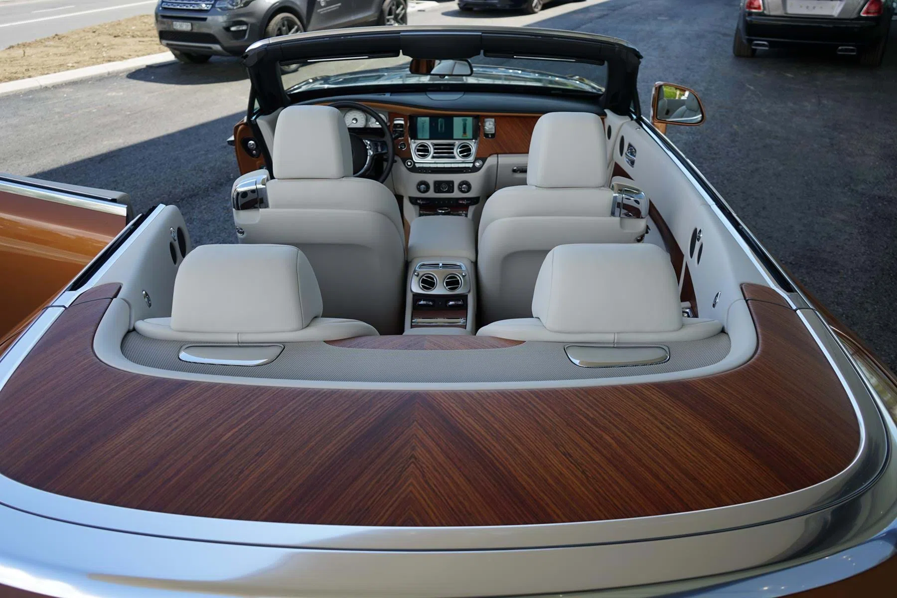 2016 Dawn MY2016 Tuscan Sun & Jubilee Silver interior, seats, Seashell & Tan