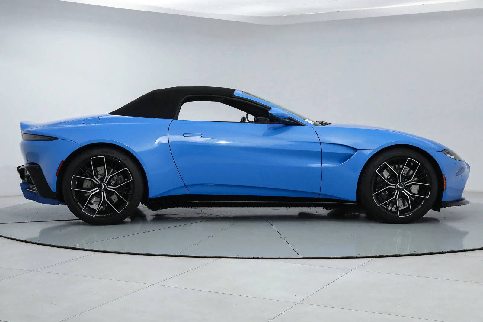 2021 Aston Martin Vantage, side profile