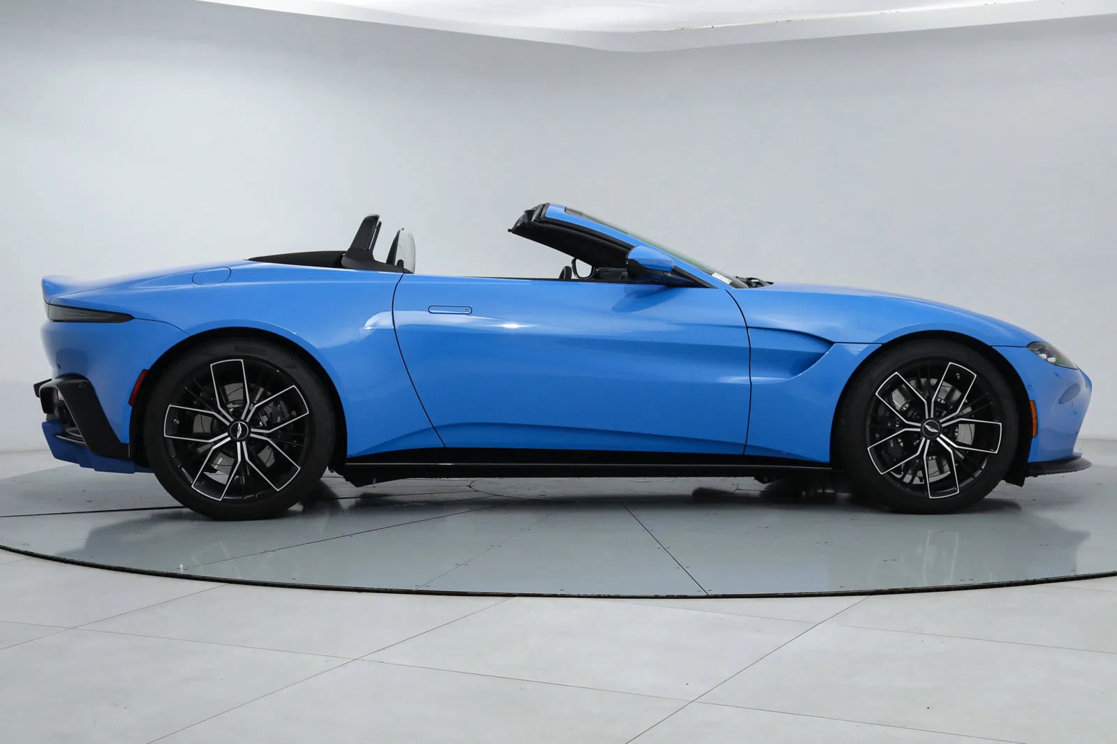 2021 Aston Martin Vantage, side profile
