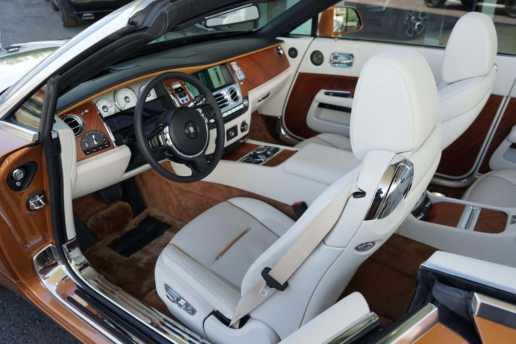 2016 Dawn MY2016 Tuscan Sun & Jubilee Silver interior, Seashell & Tan