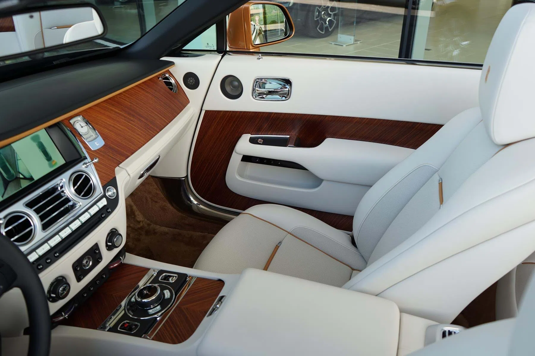 2016 Dawn MY2016 Tuscan Sun & Jubilee Silver interior, seats, Seashell & Tan