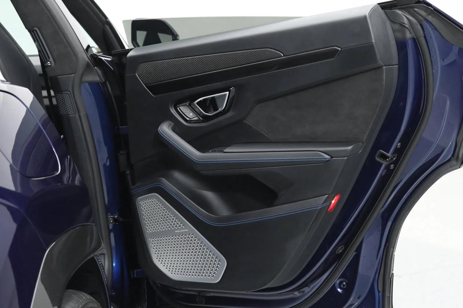 2021 Lamborghini Urus interior, door panel