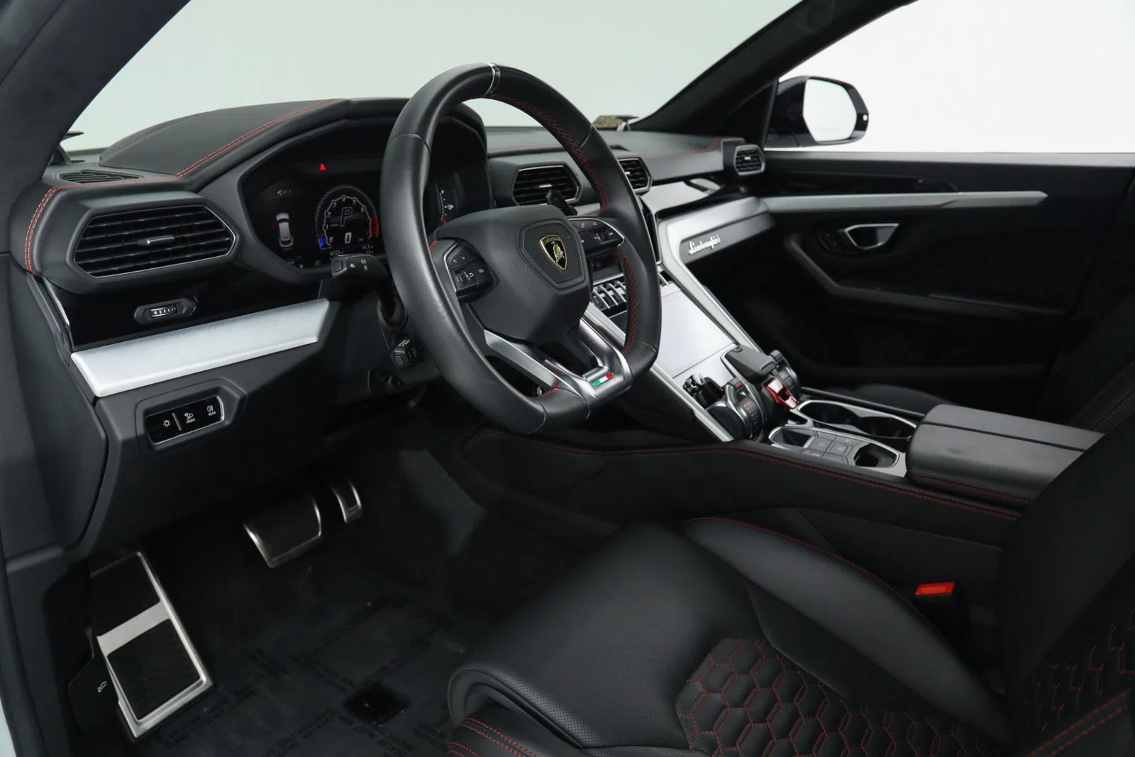 2020 Lamborghini Urus interior, dashboard