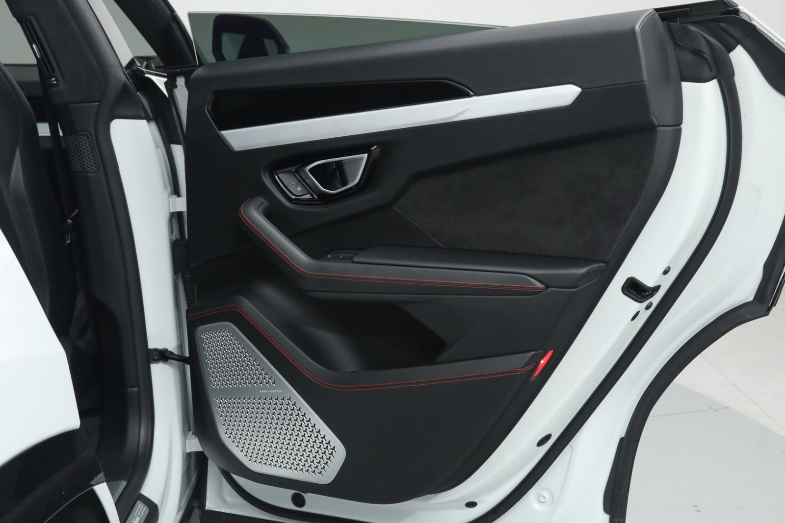 2020 LAMBORGHINI URUS, 8/16