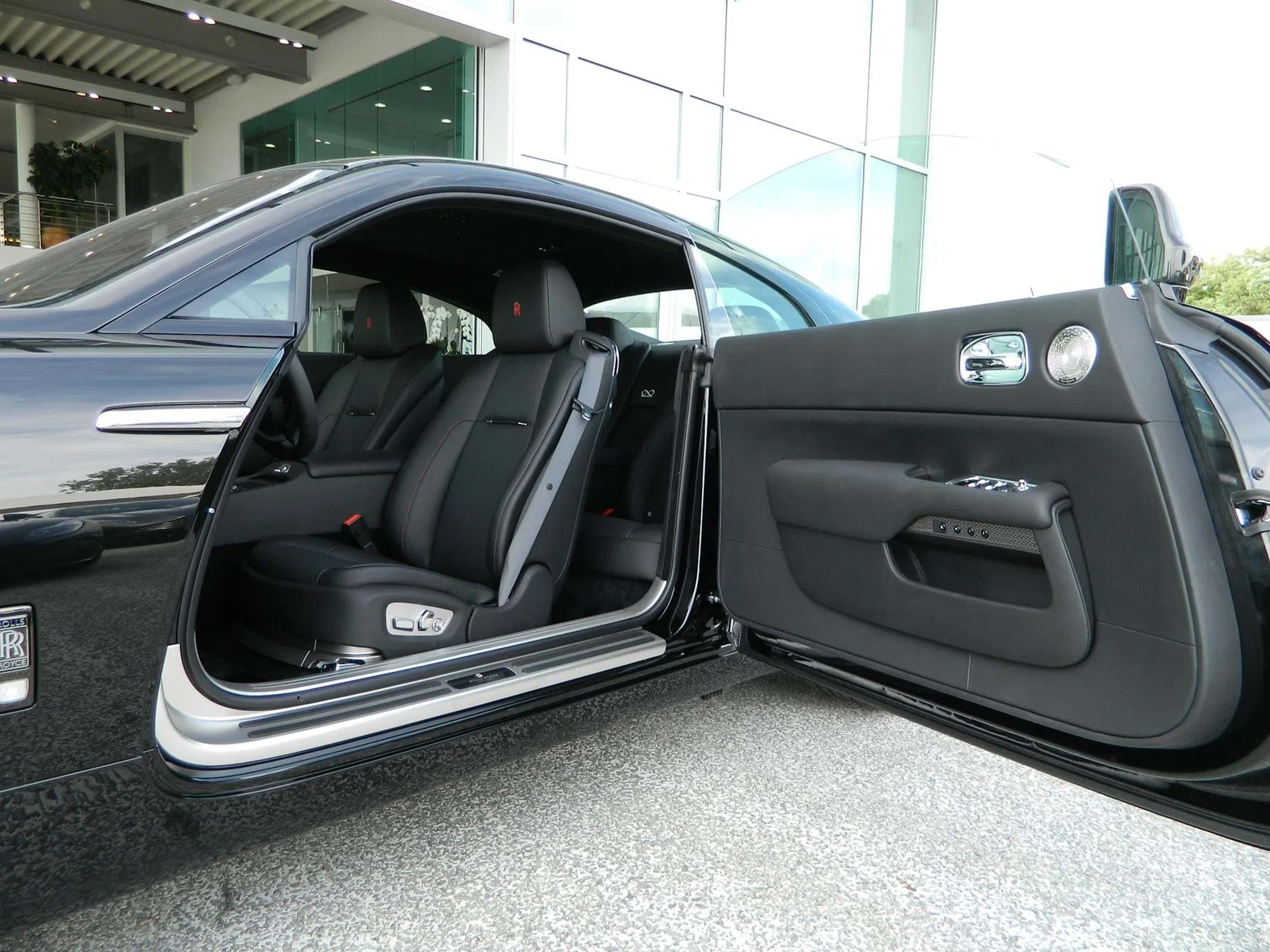 2017 Rolls-Royce Wraith Black Badge Diamond Black interior, door panel, Black & Mugello Red