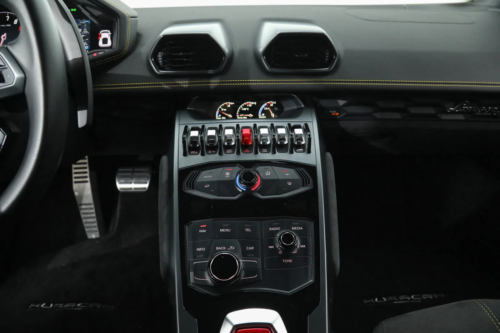 2015 Lamborghini Huracan LP610-4 interior, center console